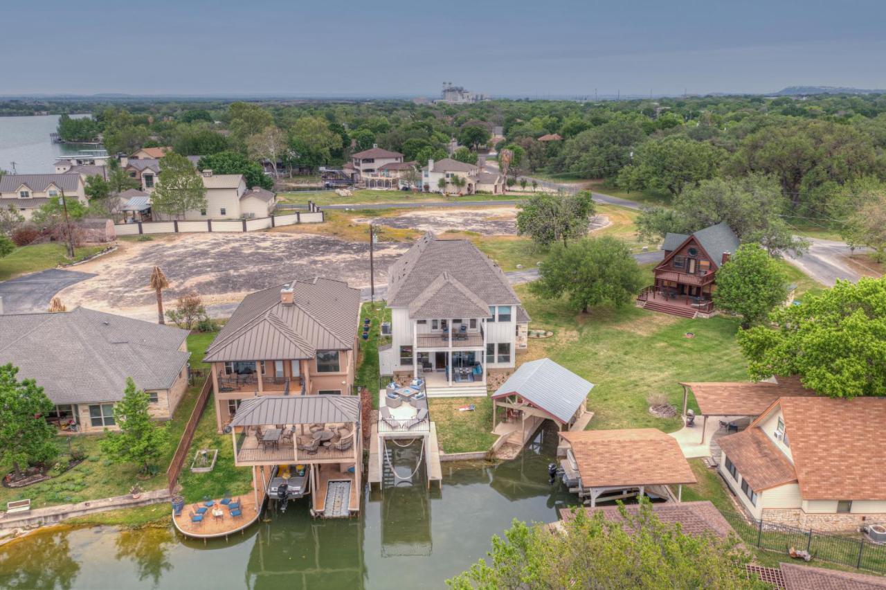 Stunning Luxury Home On Lake Lbj! ホースシュー・ベイ エクステリア 写真